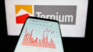 Stuttgart, Almanya - 07-28-2023: Çelik şirketi Ternium S.A. 'nın web sitesi olan akıllı telefon iş logosu önünde ekranda. Telefon ekranının sol üst kısmına odaklan.