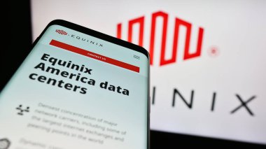 Stuttgart, Almanya - 07-28-2023: ABD 'li veri merkezi şirketi Equinix Inc.' in web sayfalı akıllı telefon iş logosu önünde ekranda. Telefon ekranının sol üst kısmına odaklan.