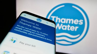 Stuttgart, Almanya - 07-28-2023: İngiliz şirketi Thames Water Utilities Limited 'in web siteli akıllı telefon, iş logosu önünde ekranda. Telefon ekranının sol üst kısmına odaklan.