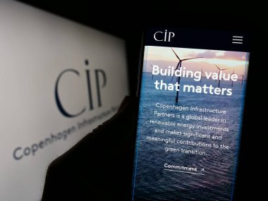 Stuttgart, Almanya - 07-28-2023: Kopenhag Altyapı Ortakları 'nın (CIP) web sitesi olan cep telefonu logosu önünde ekranda. Telefon ekranının merkezine odaklan.