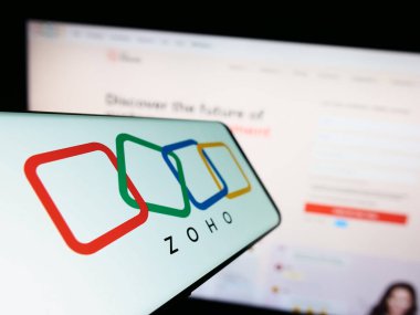 Stuttgart, Almanya - 07-28-2023: Hint teknoloji şirketi Zoho Corporation 'ın logosunun yer aldığı cep telefonu web sitesinin önünde ekranda. Telefon ekranının merkez soluna odaklan.