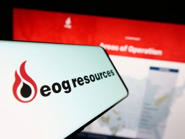 Stuttgart, Almanya - 07-28-2023: Amerikan enerji şirketi EOG Resources Inc. 'in logosuna sahip akıllı telefon, iş dünyasının web sitesinin önünde ekranda. Telefon ekranının merkez soluna odaklan.