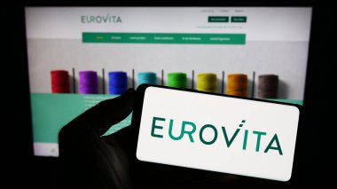 Stuttgart, Almanya - 07-28-2023: İtalyan hayat sigortası şirketi Eurovita S.P.A. 'nın logosunu taşıyan cep telefonu web sayfasının önünde duruyor. Telefon ekranına odaklan.
