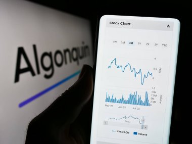 Stuttgart, Almanya - 07-28-2023: Kanadalı şirket Algonquin Power Utilities Corp 'un internet sitesiyle cep telefonu tutan kişi logolu ekranda. Telefon ekranının merkezine odaklan.