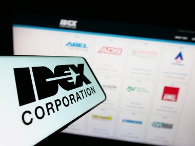 Stuttgart, Almanya - 07-29-2023: Web sitesi önünde üzerinde Amerikan üretim şirketi IDEX Corporation logosu bulunan akıllı telefon. Telefon ekranının merkez sağına odaklan.