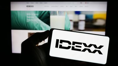 Stuttgart, Almanya - 07-29-2023: ABD 'li veteriner firması IDEXX Laboratories Inc.' in logosunun bulunduğu cep telefonu web sayfası önünde ekranda. Telefon ekranına odaklan.