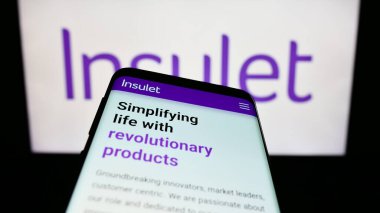 Stuttgart, Almanya - 07-29-2023: ABD 'li tıbbi cihaz şirketi Insulet Corporation' ın web sayfası logo önünde ekranda. Telefon ekranının sol üst kısmına odaklan.