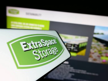 Stuttgart, Almanya - 07-29-2023: Amerikan Extra Space Storage Inc. şirketinin logosunun bulunduğu cep telefonu web sitesinin önünde ekranda. Telefon ekranının merkez soluna odaklan.