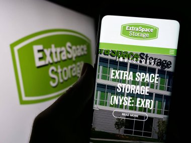 Stuttgart, Almanya - 07-29-2023: ABD 'li Extra Space Storage Inc. şirketinin web sayfası olan cep telefonu logosu önünde ekranda. Telefon ekranının merkezine odaklan.