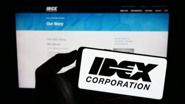 Stuttgart, Almanya - 07-29-2023: ABD 'li imalat şirketi IDEX Corporation' ın logosunu taşıyan kişi web sitesinin önünde ekranda. Telefon ekranına odaklan.