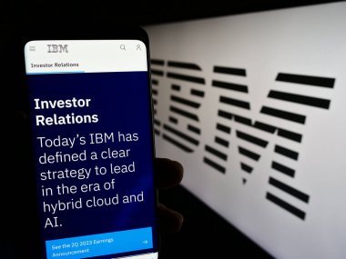 Stuttgart, Almanya - 07-29-2023: Uluslararası İş Makineleri Şirketi 'nin (IBM) web sayfası bulunan cep telefonu logosu ekranda. Telefon ekranının merkezine odaklan.