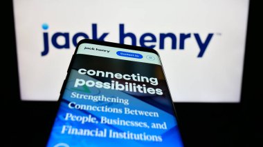 Stuttgart, Almanya - 07-29-2023: ABD 'li finans şirketi Jack Henry Associates Inc.' in web sayfası logo önünde ekranda. Telefon ekranının sol üst kısmına odaklan.