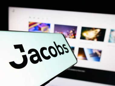 Stuttgart, Almanya - 07-29-2023: Amerikan hizmet şirketi Jacobs Solutions Inc. 'in logosunun bulunduğu cep telefonu web sitesinin önünde ekranda. Telefon ekranının merkez soluna odaklan.