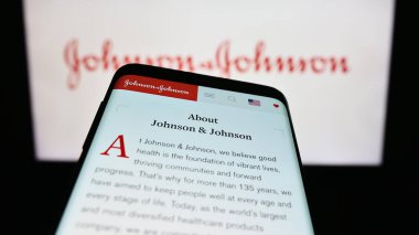 Stuttgart, Almanya - 07-29-2023: ABD 'li Johnson ve Johnson (JNJ) şirketinin web sitesi iş logosu önünde ekranda. Telefon ekranının sol üst kısmına odaklan.