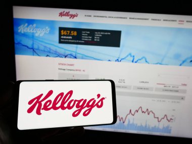 Stuttgart, Almanya - 07-29-2023: Amerikan şirketi The Kellog Company 'nin (Kellogg' s) logosunu taşıyan cep telefonu web sayfası önünde ekranda. Telefon ekranına odaklan.