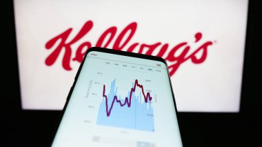 Stuttgart, Almanya - 07-29-2023: Amerikan şirketi The Kellogg Company 'nin (Kellogg' s) web sayfalı akıllı telefon iş logosu önünde ekranda. Telefon ekranının sol üst kısmına odaklan.