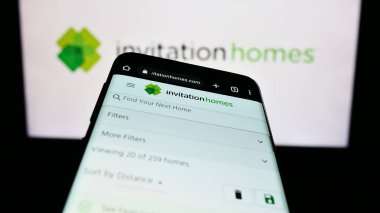 Stuttgart, Almanya - 07-29-2023: ABD 'li emlak şirketi Invitation Homes Inc.' in web sitesi olan akıllı telefon iş logosu önünde ekranda. Telefon ekranının sol üst kısmına odaklan.