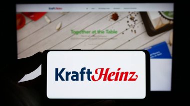 Stuttgart, Almanya - 07-30-2023: ABD 'li şirket The Kraft Heinz Company' nin (KHC) logosunu taşıyan kişi web sitesinin önünde ekranda. Telefon ekranına odaklan.
