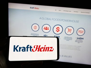 Stuttgart, Almanya - 07-30-2023: Amerikan şirketi The Kraft Heinz Company 'nin (KHC) logosuna sahip cep telefonu web sayfası önünde ekranda. Telefon ekranına odaklan.