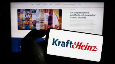 Stuttgart, Almanya - 07-30-2023: ABD 'li şirket The Kraft Heinz Company' nin (KHC) logosunun bulunduğu cep telefonu web sayfası önünde ekranda. Telefon ekranına odaklan.