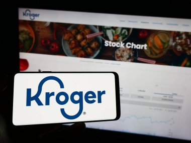 Stuttgart, Almanya - 07-30-2023: ABD 'li perakende şirketi The Kroger Company' nin logosunun bulunduğu cep telefonu web sayfası önünde. Telefon ekranına odaklan.