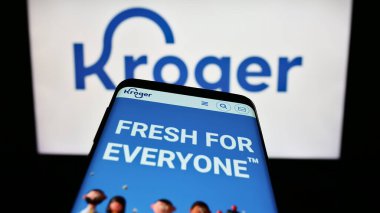 Stuttgart, Almanya - 07-30-2023: ABD 'li perakende şirketi The Kroger Company' nin web sayfası logonun önünde. Telefon ekranının sol üst kısmına odaklan.