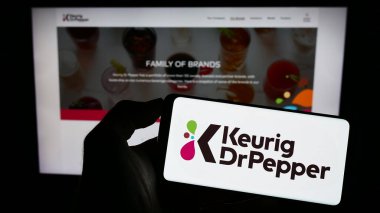 Stuttgart, Almanya - 07-30-2023: Amerikan içecek şirketi Keurig Dr Pepper Inc. 'in logosunun bulunduğu cep telefonu web sayfası önünde ekranda. Telefon ekranına odaklan.