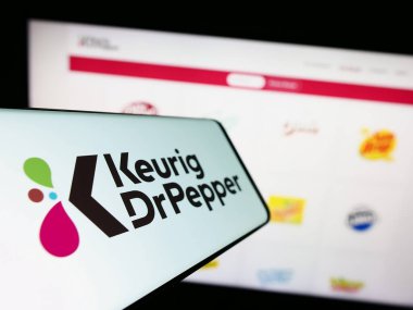 Stuttgart, Almanya - 07-30-2023: Web sitesinin önünde ekranda Amerikan içecek şirketi Keurig Dr Pepper Inc. 'in logosuna sahip akıllı telefon. Telefon ekranının merkez soluna odaklan.