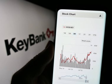 Stuttgart, Almanya - 07-30-2023: ABD 'li finans şirketi KeyCorp' un (KeyBank) internet sayfası olan cep telefonu logosu önünde ekranda. Telefon ekranının merkezine odaklan.