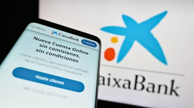 Stuttgart, Almanya - 07-30-2023: İspanyol finans şirketi CaixaBank S.A. 'nın web sayfası iş logosu önünde ekranda. Telefon ekranının sol üst kısmına odaklan.