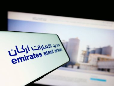 Stuttgart, Almanya - 07-30-2023: İşletme web sitesi önünde Emirates Steel Arkan (BAE) şirketinin logosuna sahip cep telefonu. Telefon ekranının merkez soluna odaklan.