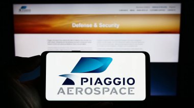 Stuttgart, Almanya - 07-30-2023: İtalyan Piaggio Aero Industries S.P.A. logosunun bulunduğu cep telefonu web sayfası önünde ekranda. Telefon ekranına odaklan.