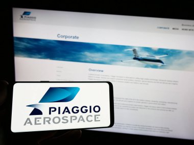 Stuttgart, Almanya - 07-30-2023: İtalyan Piaggio Aero Industries S.P.A şirketinin logosuna sahip kişi web sitesinin önünde ekranda. Telefon ekranına odaklan.
