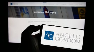 Stuttgart, Almanya - 07-30-2023: Amerikan yatırım şirketi Angelo Gordon Co. LP 'nin logosunu taşıyan cep telefonu web sitesinin önünde. Telefon ekranına odaklan.