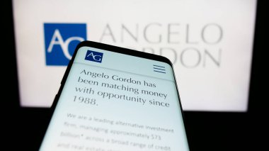 Stuttgart, Almanya - 07-30-2023: ABD 'li yatırım şirketi Angelo Gordon Co. LP' nin web sayfalı akıllı telefon iş logosu önünde ekranda. Telefon ekranının sol üst kısmına odaklan.