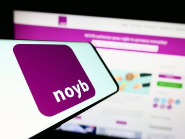 Stuttgart, Almanya - 07-31-2023: İnternet sitesinin önünde üzerinde NOYB Avrupa Dijital Haklar Merkezi logosu bulunan cep telefonu. Telefon ekranının merkezine odaklan.