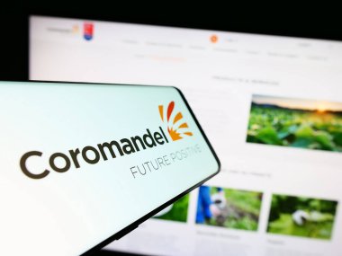 Stuttgart, Almanya - 07-31-2023: Hint firması Coromandel International Limited 'in logolu cep telefonu web sitesinin önünde ekranda. Telefon ekranının merkez sağına odaklan.