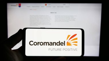 Stuttgart, Almanya - 07-31-2023: Hint firması Coromandel International Limited 'in logosuna sahip akıllı telefon sahibi kişi web sitesinin önünde ekranda. Telefon ekranına odaklan.