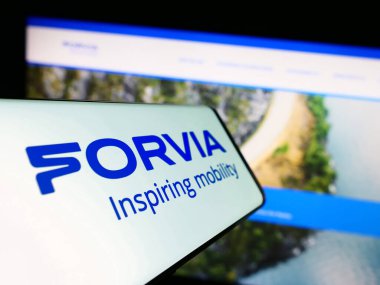 Stuttgart, Almanya - 07-31-2023: Fransız otomotiv şirketi Forvia SE 'nin logosuna sahip akıllı telefon iş dünyasının web sitesinin önünde ekranda. Telefon ekranının merkez soluna odaklan.