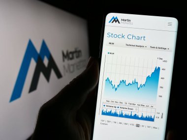 Stuttgart, Almanya - 07-31-2023: ABD 'li Martin Marietta Material Inc.' in web sayfası olan cep telefonu logosu önünde ekranda. Telefon ekranının merkezine odaklan.