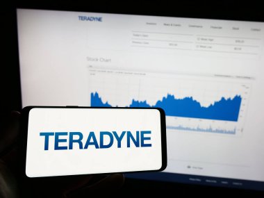 Stuttgart, Almanya - 08-01-2023: Amerikan test ekipmanları şirketi Teradyne Inc. 'in logosunun bulunduğu cep telefonu web sayfasının önünde ekranda. Telefon ekranına odaklan.