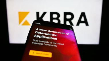 Stuttgart, Almanya - 08-01-2023: ABD 'li Kroll Bond Derecelendirme Ajansı LLC' nin (KBRA) web sitesi bulunan cep telefonu logonun önünde ekranda. Telefon ekranının sol üst kısmına odaklan.