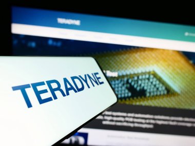 Stuttgart, Almanya - 08-01-2023: Amerikan test ekipman şirketi Teradyne Inc. 'in logosunu içeren cep telefonu iş dünyasının web sitesinin önünde ekranda. Telefon ekranının merkezine odaklan.