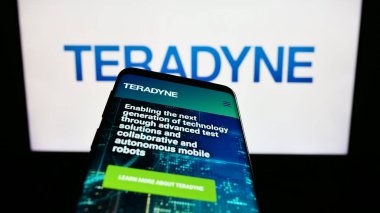 Stuttgart, Almanya - 08-01-2023: ABD 'li test ekipman şirketi Teradyne Inc.' in web sitesi ile birlikte ticari logonun önünde ekranda. Telefon ekranının sol üst kısmına odaklan.