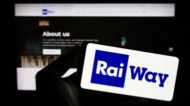 Stuttgart, Almanya - 08-01-2023: İtalyan altyapı şirketi Rai Way S.P.A. 'nın logosunu taşıyan kişi web sitesinin önünde ekranda. Telefon ekranına odaklan.