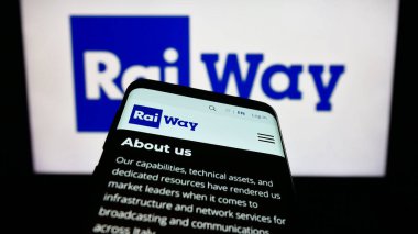 Stuttgart, Almanya - 08-01-2023: İtalyan altyapı şirketi Rai Way SpA 'nın web sitesiyle birlikte cep telefonu iş logosu önünde ekranda. Telefon ekranının sol üst kısmına odaklan.