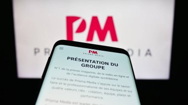 Stuttgart, Almanya - 08-01-2023: Fransız yayıncılık şirketi Prisma Media 'nın web sitesi ile cep telefonu iş logosu önünde ekranda. Telefon ekranının sol üst kısmına odaklan.