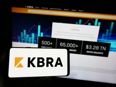 Stuttgart, Almanya - 08-01-2023: ABD 'li Kroll Bond Derecelendirme Ajansı LLC (KBRA) logosuna sahip kişi web sitesi önünde ekranda. Telefon ekranına odaklan.