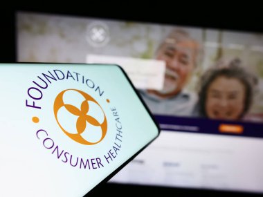 Stuttgart, Almanya - 08-02-2023: Web sitesi önünde ekranda ABD 'li Tüketici Sağlığı LLC' nin logosuna sahip akıllı telefon. Telefon ekranının merkez soluna odaklan.