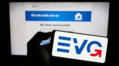 Stuttgart, Almanya - 08-02-2023: Sendika logosu Eisenbahn- und Verkehrsgewerkschaft (EVG) olan cep telefonu web sayfası önünde. Telefon ekranına odaklan.